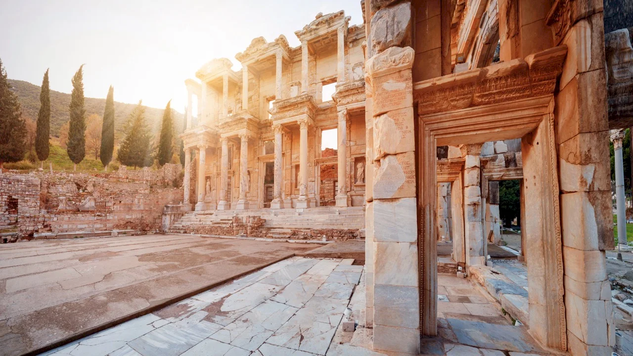 Efeze Onder Romeins Bewind: Een Hoogtepunt van Architectonische Glorie