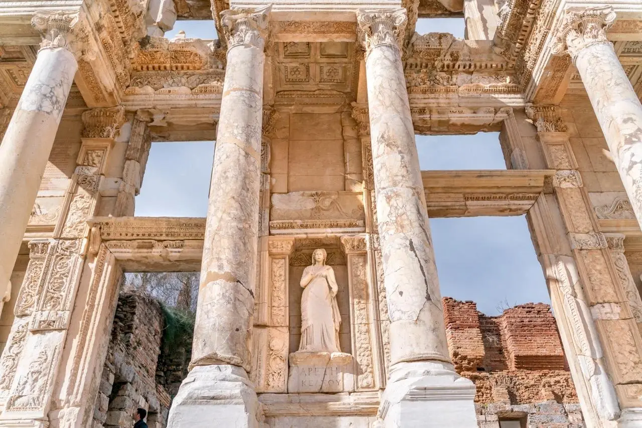 El Gran Anfiteatro de &Eacute;feso: Un Escenario para el Espect&aacute;culo