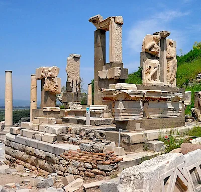 Efes'teki Hadrian Tapınağı: Roma Mimarisine A&ccedil;ılan Bir Pencere