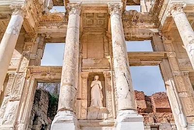 Hadrian Tapınağı: Efes&rsquo;in Mimari ve K&uuml;lt&uuml;rel Zenginliğinin Simgesi