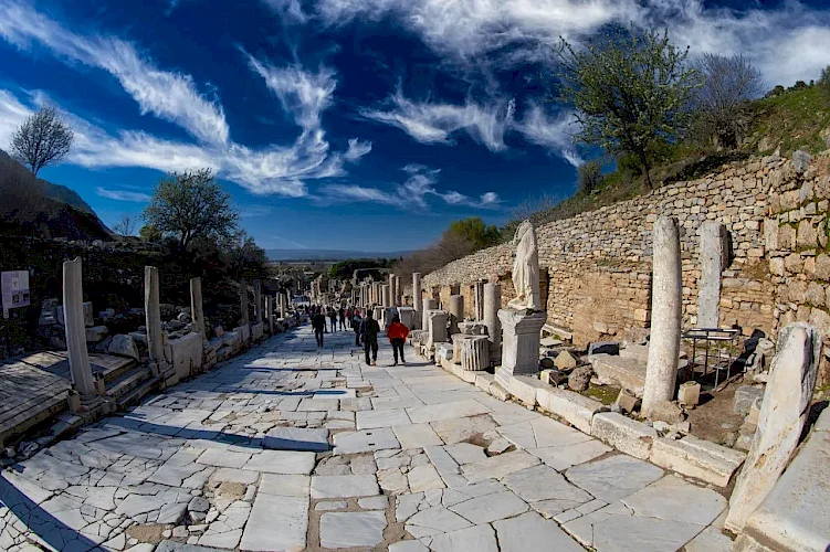 Efes’in Gizemlerini Keşfedin: Efsaneler, Tarih ve Antik Harikalar