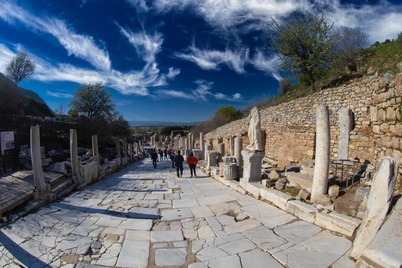 Efes&rsquo;in Gizemlerini Keşfedin: Efsaneler, Tarih ve Antik Harikalar
