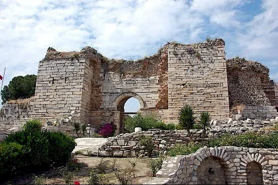 Het Herstel van de Basiliek van St. Johannes: Efeze’s Verbinding met de Vroege Christelijke Kerk
