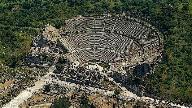 El Gran Teatro de Éfeso: Un Escenario para la Historia y la Leyenda