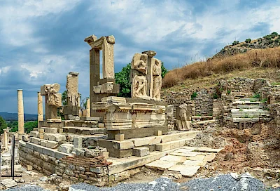 Ephesos'u Keşfetmek: Antik Ephesos'ta Bir Gezginin Rehberi