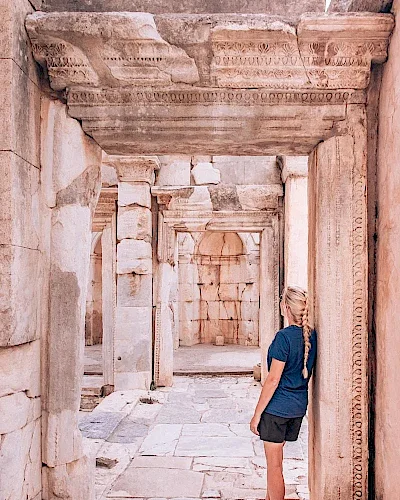 Ephesos&rsquo;un Y&uuml;kselişi ve D&uuml;ş&uuml;ş&uuml;: Antik Ephesos&rsquo;un Hikayesi