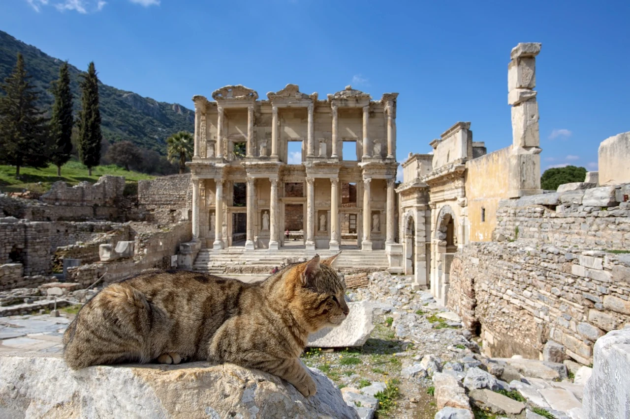 Heraclitus en de Rivier van het Lot: De Langzame Ondergang van Efeze