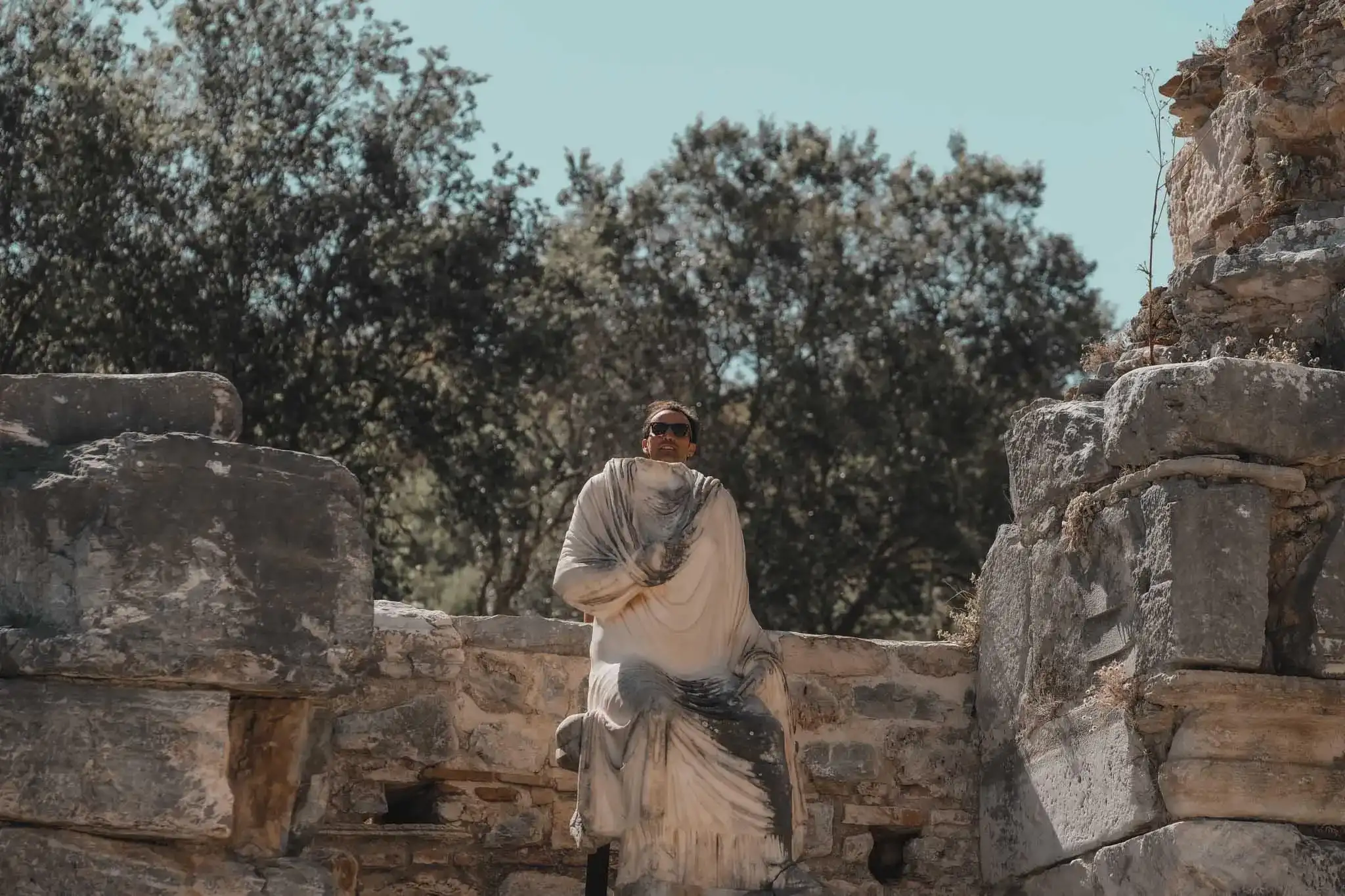 Templo de Adriano: Obra Maestra en la Calle Curetes