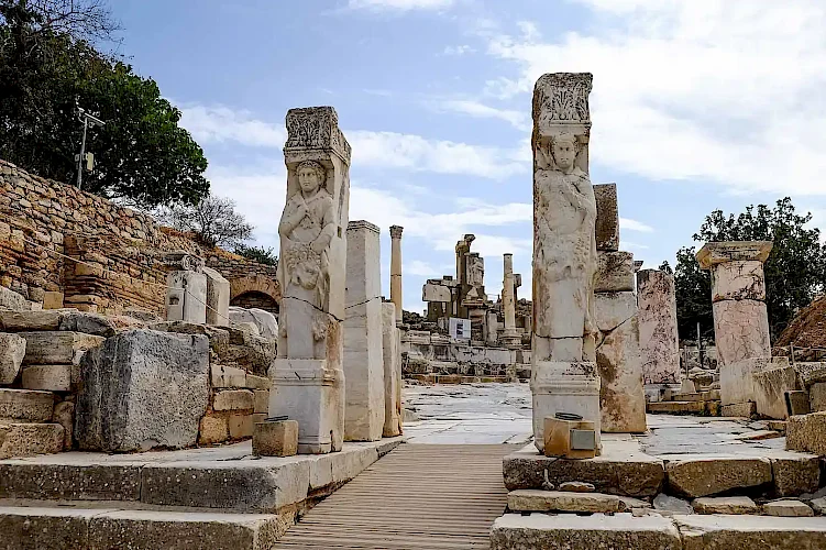 La Puerta de Hércules: La Entrada Mítica de Éfeso