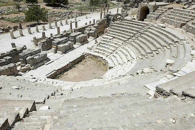 Romance y Religión en Éfeso: La Historia de Saronia y Chios