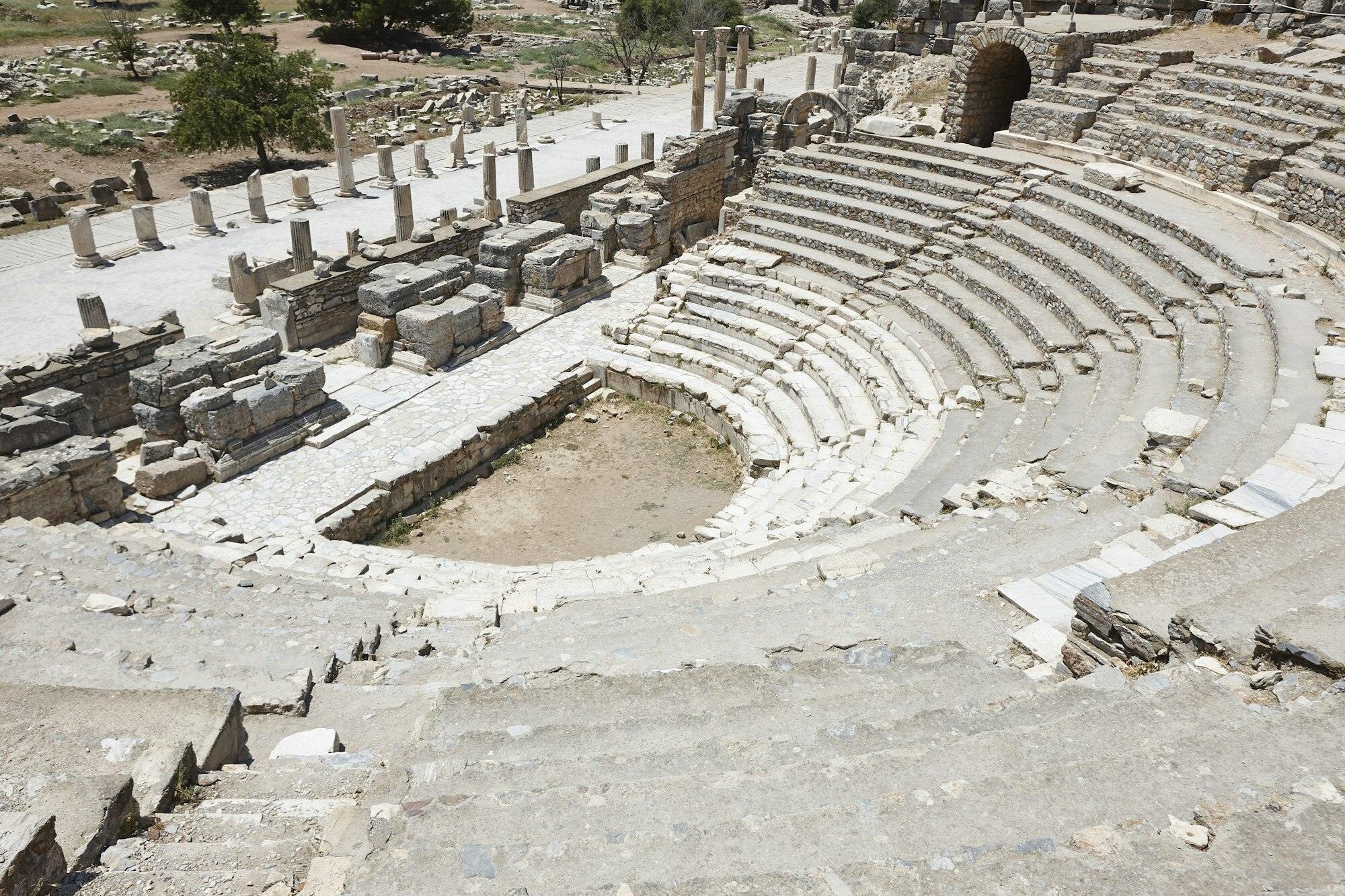 Romantiek en Rivaliteit in Efeze: Het Verhaal van Saronia en Nika