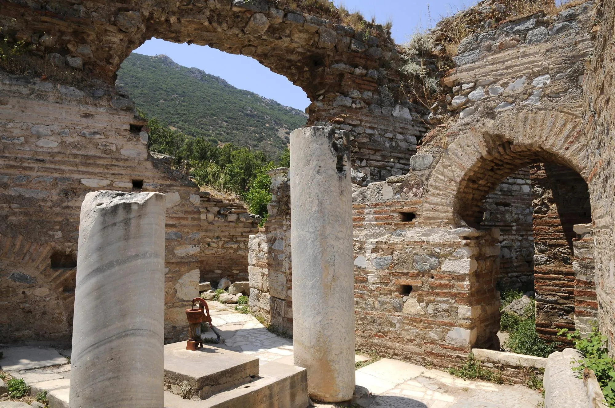 Saronia&rsquo;s Opkomst in Efeze: Een Verhaal van Liefde, Macht en de Goden