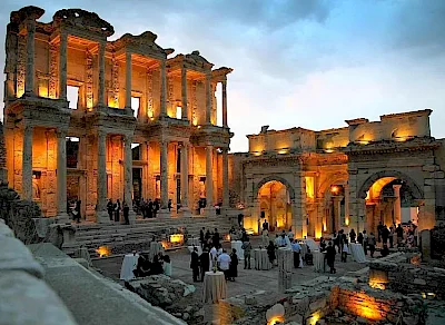 Efes'te Apollon&rsquo;un Kardeşleri: Mitoloji ve Aile İlişkileri