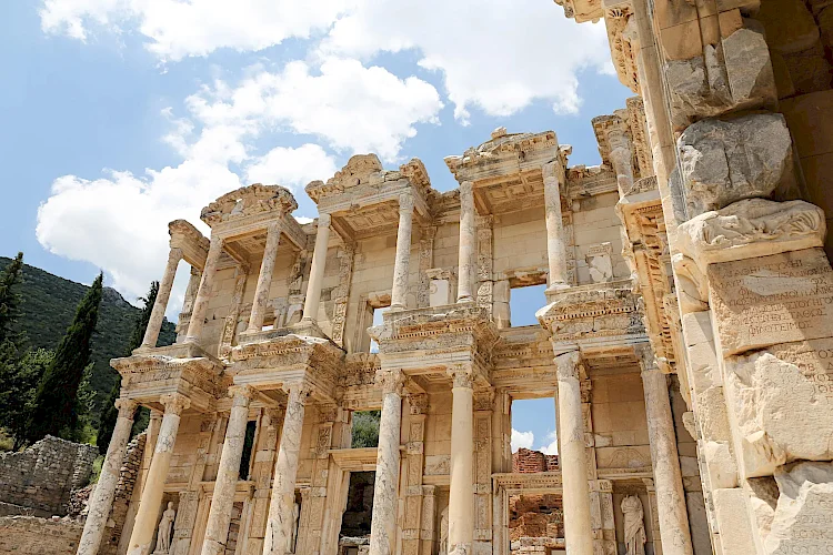 Explorando los Acueductos y Baños de Éfeso: Maravillas de la Ingeniería Romana
